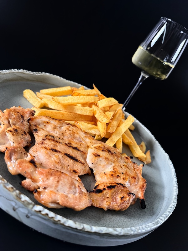 Pulpa de pui dezosată la grătar cu cartofi prăjiți  200g