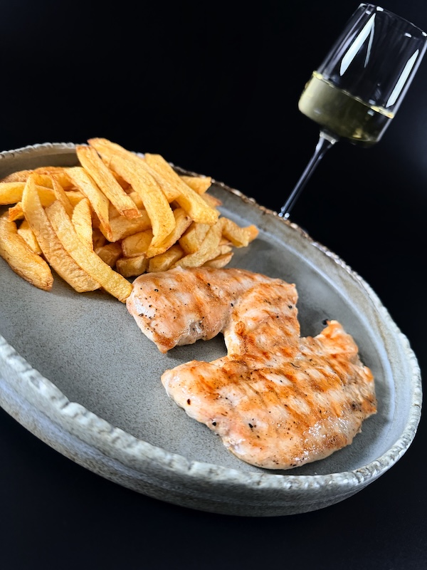 Piept de pui la grătar cu cartofi prăjiți  200g